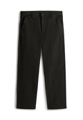 Schwarze, gerade geschnittene Hose mit Fronttaschen, Gürtelschlaufen, Knopfverschluss und flacher Vorderseite vor weißem Hintergrund.