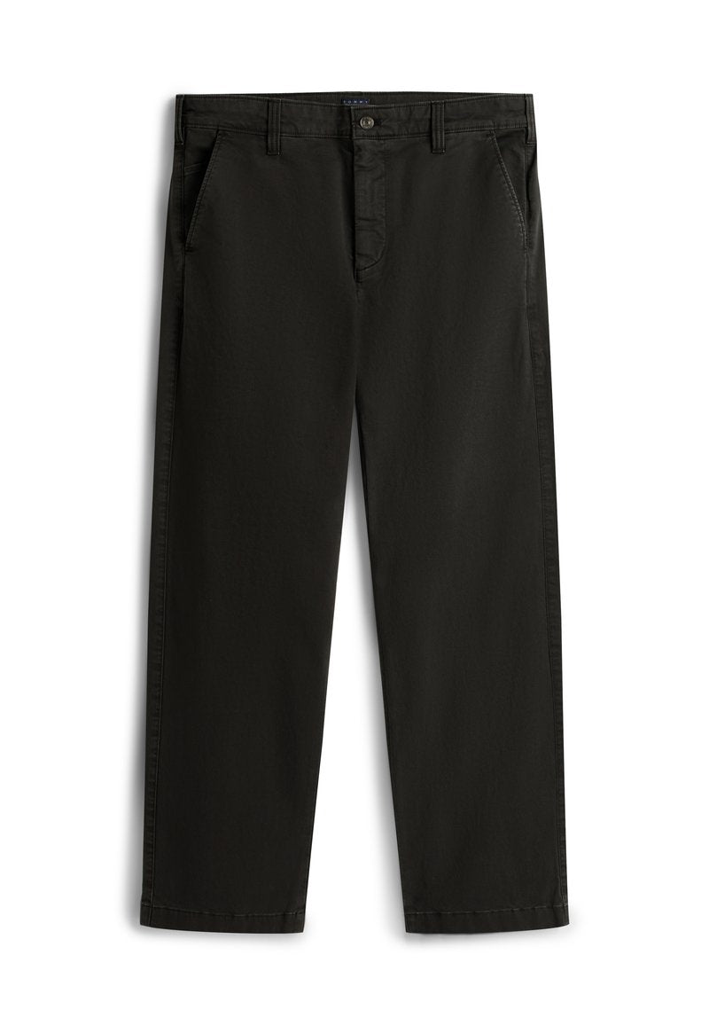 Schwarze, gerade geschnittene Hose mit Fronttaschen, Gürtelschlaufen, Knopfverschluss und flacher Vorderseite vor weißem Hintergrund.