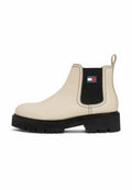 Beige Chelsea-Stiefel aus glattem Leder mit elastischem Seitenpaneel, kontrastierenden Nähten und robuster schwarzer Sohle. Mit Logo-Patch an der Seite.