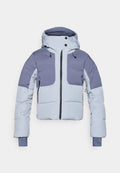 Hellblauer Steppjacke mit Kapuze, vertikalem Frontreißverschluss und kontrastierenden dunkelblauen Schulter- und Ärmelpanelen. Strukturierter Stoff.