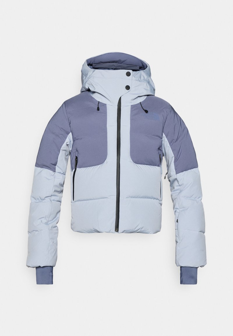 Hellblauer Steppjacke mit Kapuze, vertikalem Frontreißverschluss und kontrastierenden dunkelblauen Schulter- und Ärmelpanelen. Strukturierter Stoff.