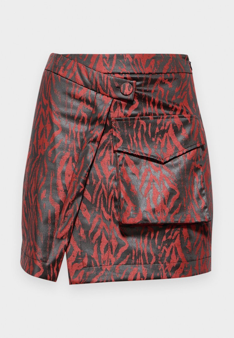 Roter und schwarzer Rock aus Kunstleder mit einem Tigerstreifenmuster, Wickeldesign, Frontknopfdetail und einer Seitentasche.