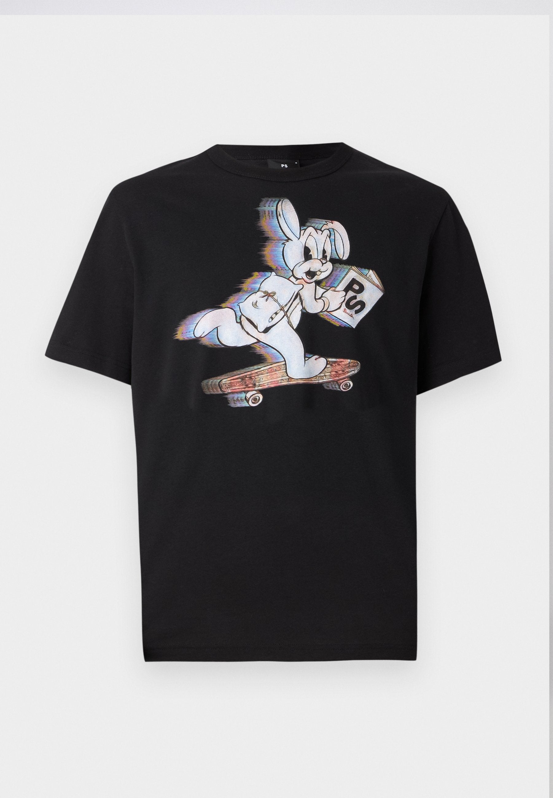 Schwarzes Baumwoll-T-Shirt mit einem Grafikdruck eines cartoonhaften Hasen auf einem Skateboard, der eine Box mit der Aufschrift "PS" hält. Kurze Ärmel und Rundhalsausschnitt.