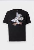 Schwarzes Baumwoll-T-Shirt mit einem Grafikdruck eines cartoonhaften Hasen auf einem Skateboard, der eine Box mit der Aufschrift "PS" hält. Kurze Ärmel und Rundhalsausschnitt.