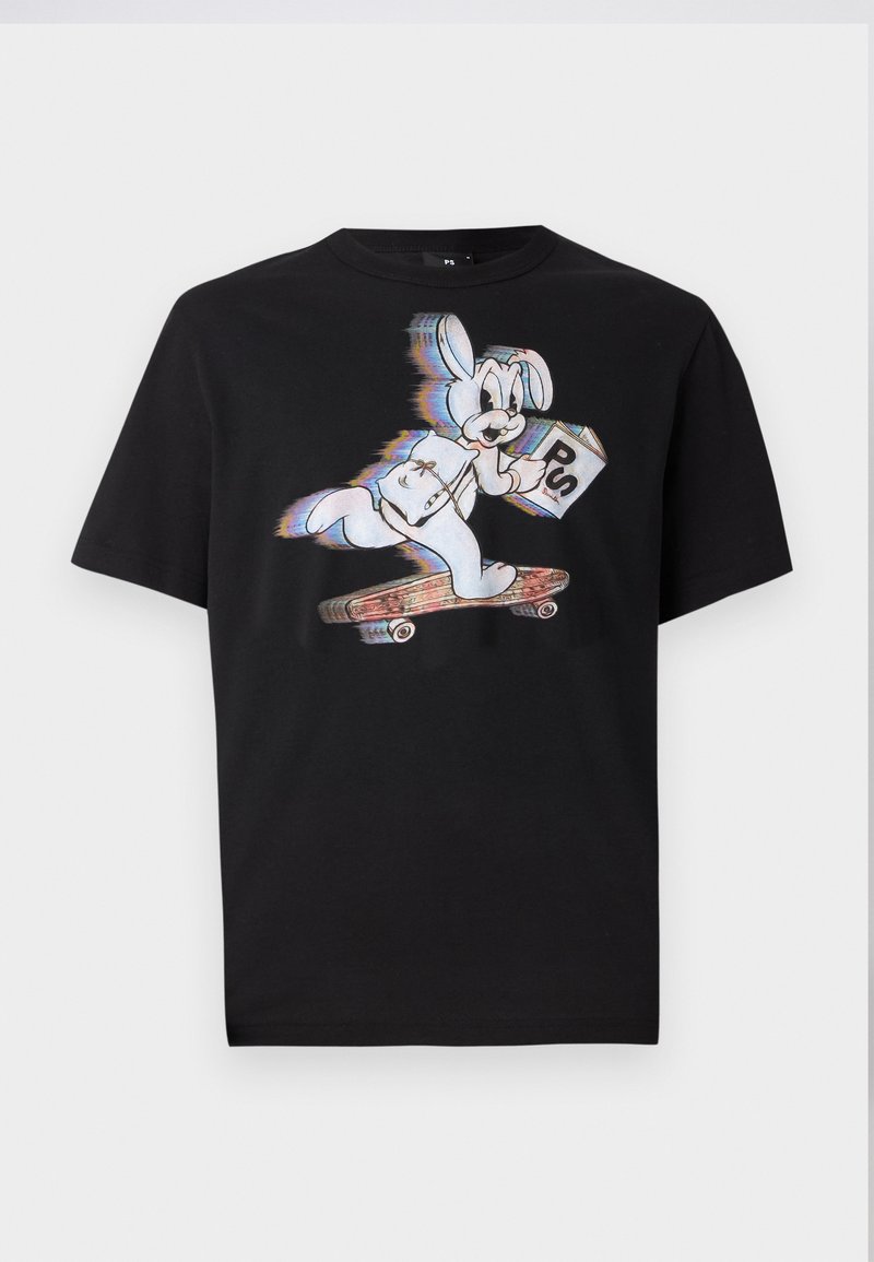 Schwarzes Baumwoll-T-Shirt mit einem Grafikdruck eines cartoonhaften Hasen auf einem Skateboard, der eine Box mit der Aufschrift "PS" hält. Kurze Ärmel und Rundhalsausschnitt.