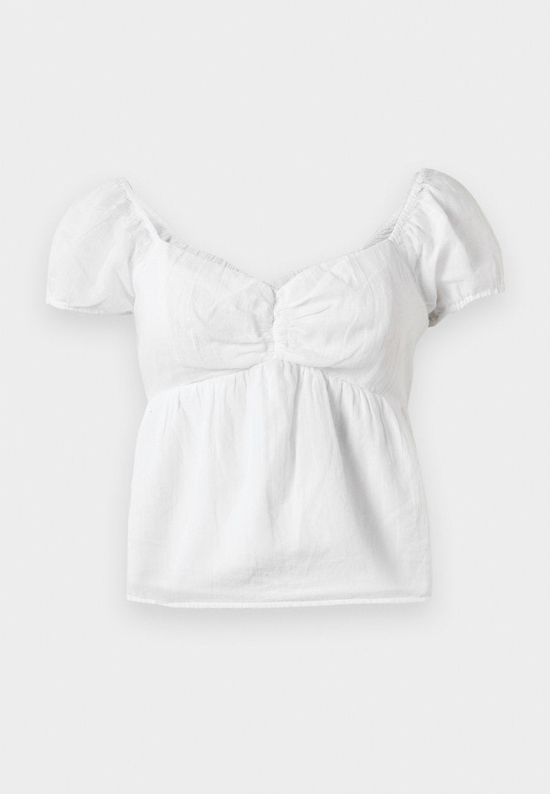 Weiße Bluse aus Baumwolle mit Puffärmeln, gerafftem Oberteil und geschwungenem Ausschnitt. Weiche Textur und glatte Oberfläche mit einem fließenden Saum.