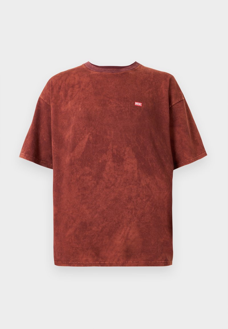 Rostfarbendes T-Shirt mit kurzen Ärmeln und kleinem roten "DIESEL"-Logo auf der linken Brust, auf einem schlichten weißen Hintergrund präsentiert.