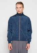 Marineblaue Bomberjacke mit Stehkragen, zwei seitlichen Taschen und einem Frontreißverschluss mit einem kontrastierenden Streifen. Glattes, glänzendes Material.