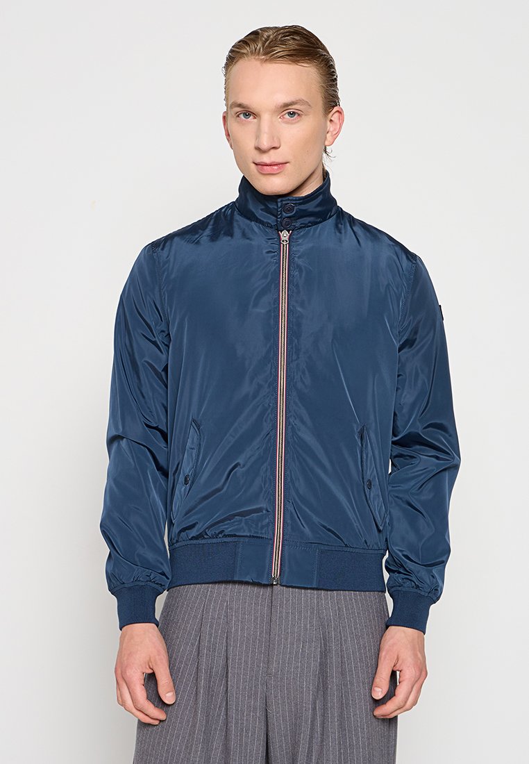 Marineblaue Bomberjacke mit Stehkragen, zwei seitlichen Taschen und einem Frontreißverschluss mit einem kontrastierenden Streifen. Glattes, glänzendes Material.