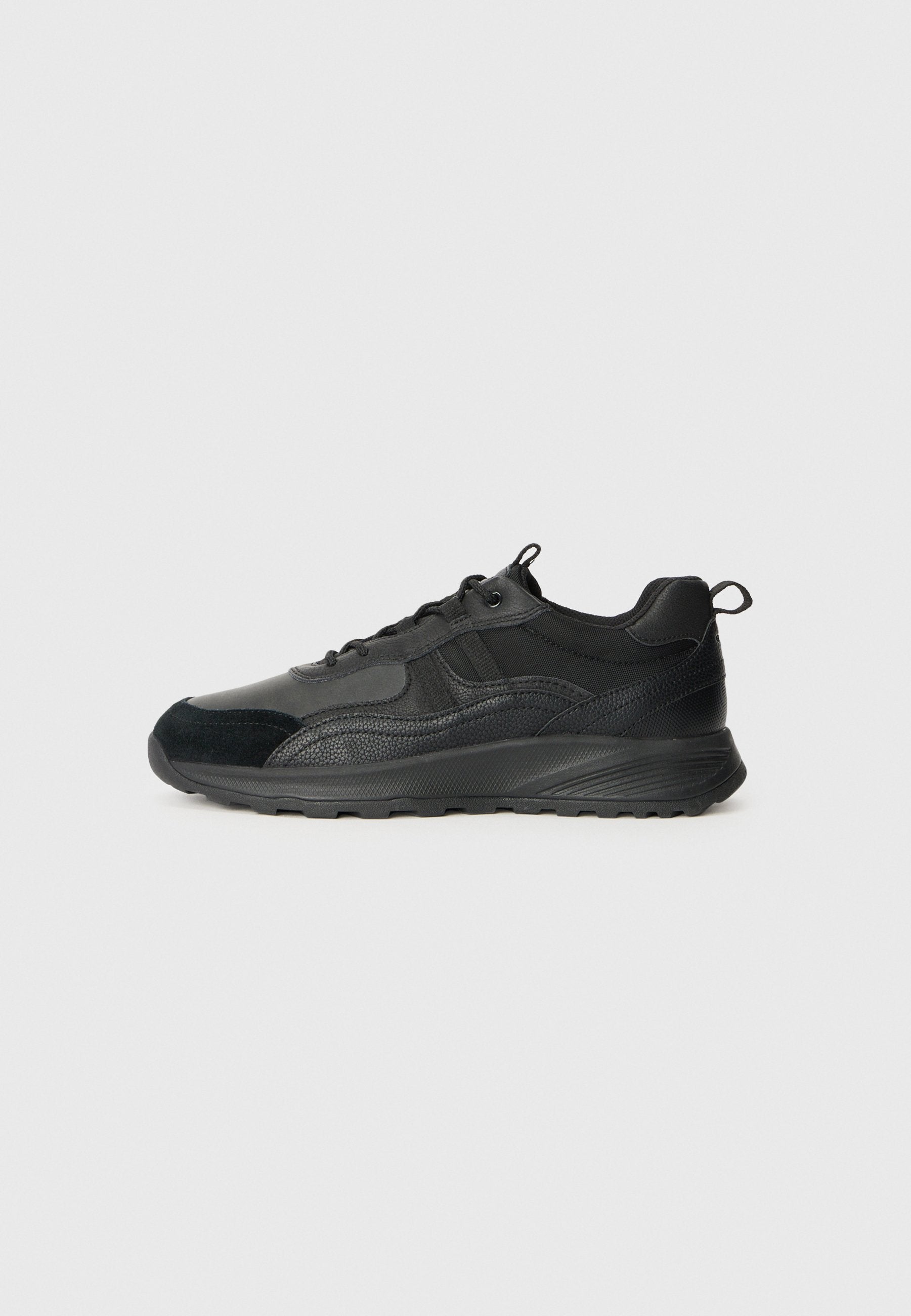 Schwarze Low-Top-Sneaker mit Schnürung, strukturiertem und glattem synthetischem Material sowie Zuglaschen an Zunge und Ferse, seitlich dargestellt.