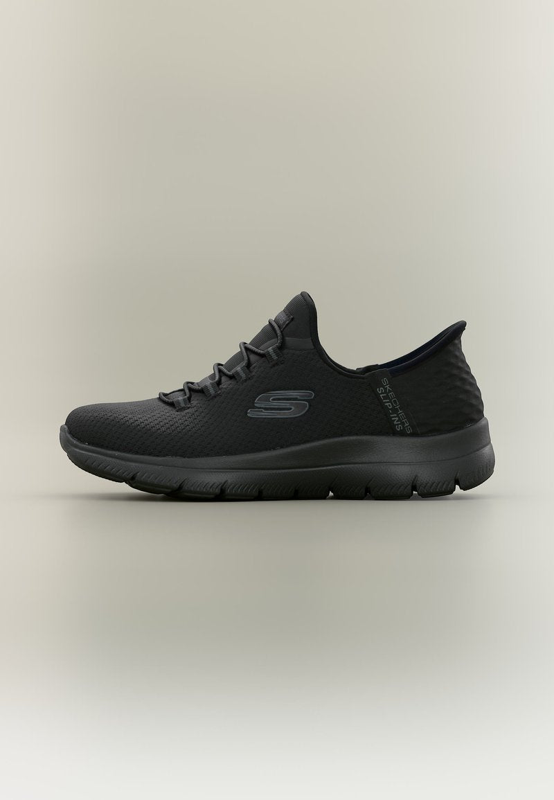 Schwarzer Skechers Slip-On Sneaker mit texturierter Oberseite, schnürähnlichem Elastikband und flexibler Sohle, auf neutralem Hintergrund gezeigt.