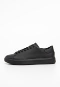 Schwarze Leder-Sneaker mit runder Zehenform, Schnürdesign und strukturiertem Gummisohle. Minimalistischer Stil ohne auffällige Logos oder Verzierungen.