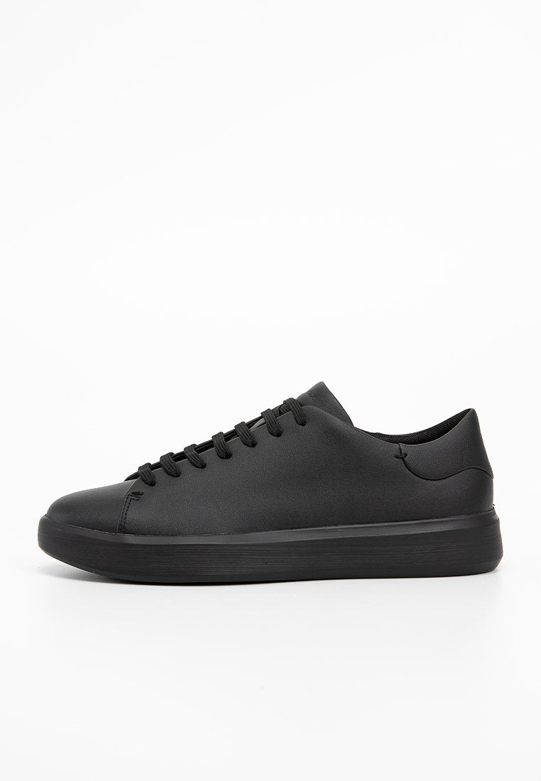 Schwarze Leder-Sneaker mit runder Zehenform, Schnürdesign und strukturiertem Gummisohle. Minimalistischer Stil ohne auffällige Logos oder Verzierungen.