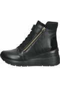 Schwarze Leder-Hochschnitt-Sneaker mit Wedge-Sohle, ausgestattet mit einem Reißverschlussdetail und strukturierten Akzenten an den Seiten. Mit Schnürung und einem Riemen zur Sicherung.