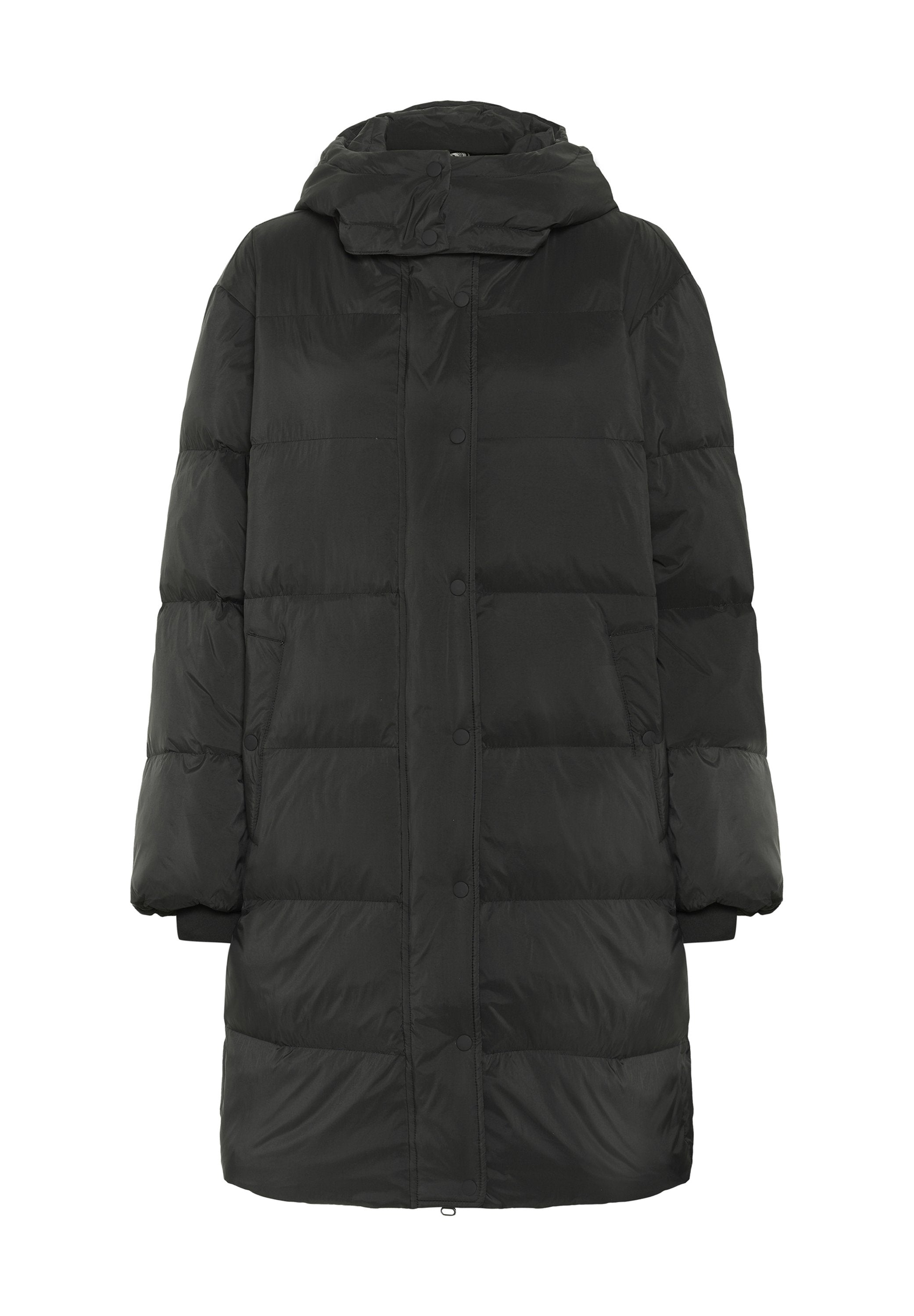 Schwarze Pufferjacke mit Kapuze, ausgestattet mit einem kastigen Design, Druckknöpfen und elastischen Bündchen. Glatte Textur mit einem gesteppte Muster.