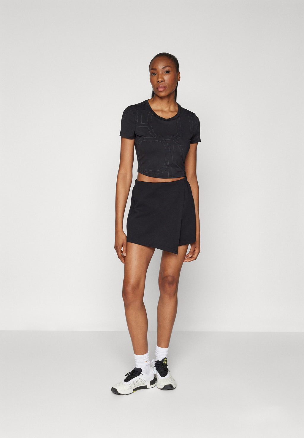 ONLY Play ONPCALZ LOGO CROP TRAIN BRA TOP