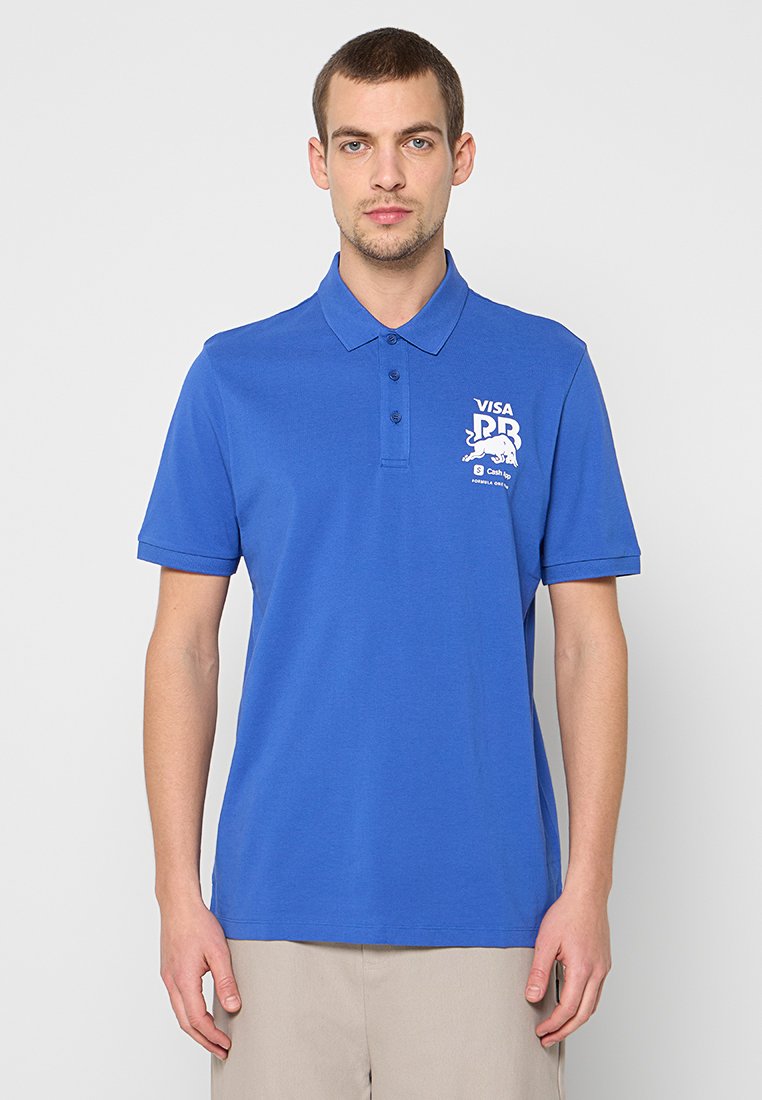 Blaues Baumwoll-Poloshirt mit Kragen, kurzen Ärmeln, dreiknöpfiger Knopfleiste und weißen gedruckten Logos auf der Brust.