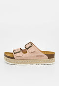 Beige Slipper-Sandale mit zwei verstellbaren Schnallenriemen, Korkfußbett, geflochtener Zwischensohle und weißer strukturierter Außensohle, markiert Bayton.