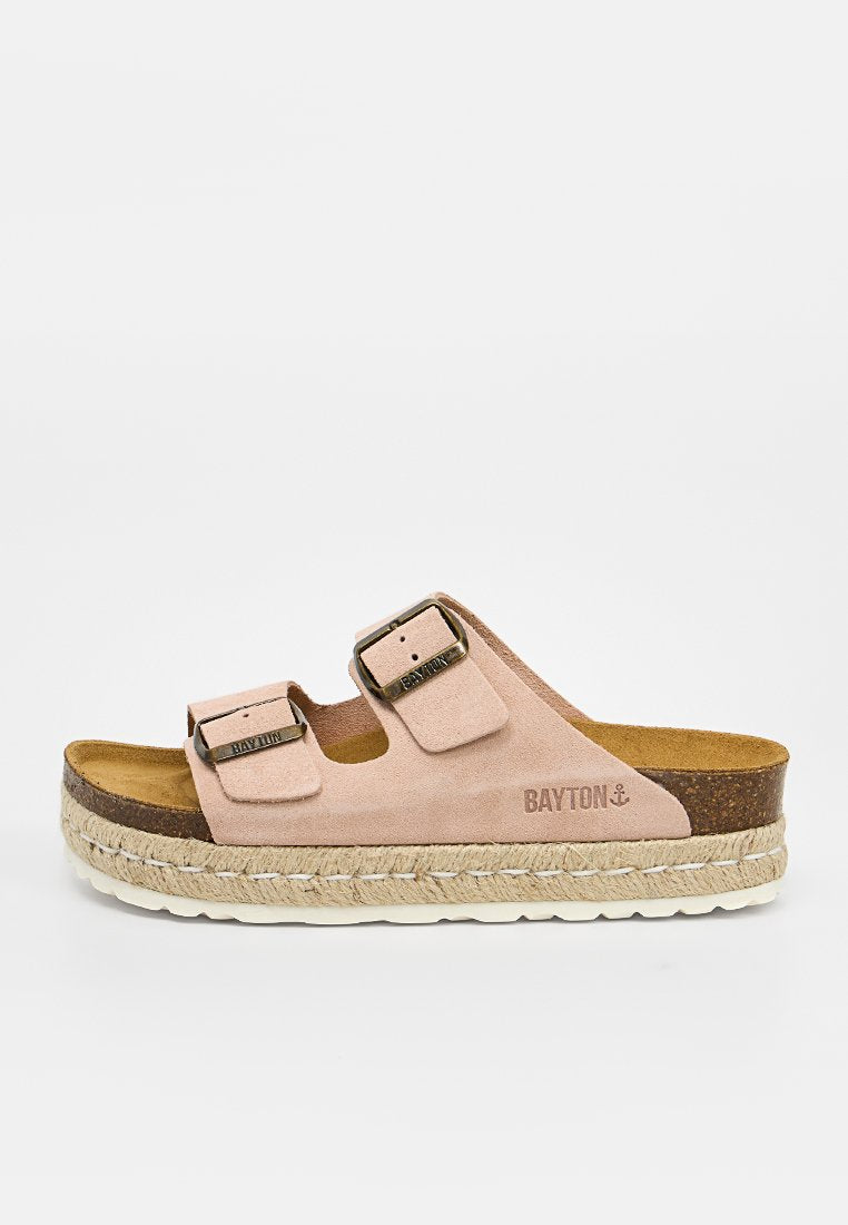 Beige Slipper-Sandale mit zwei verstellbaren Schnallenriemen, Korkfußbett, geflochtener Zwischensohle und weißer strukturierter Außensohle, markiert Bayton.