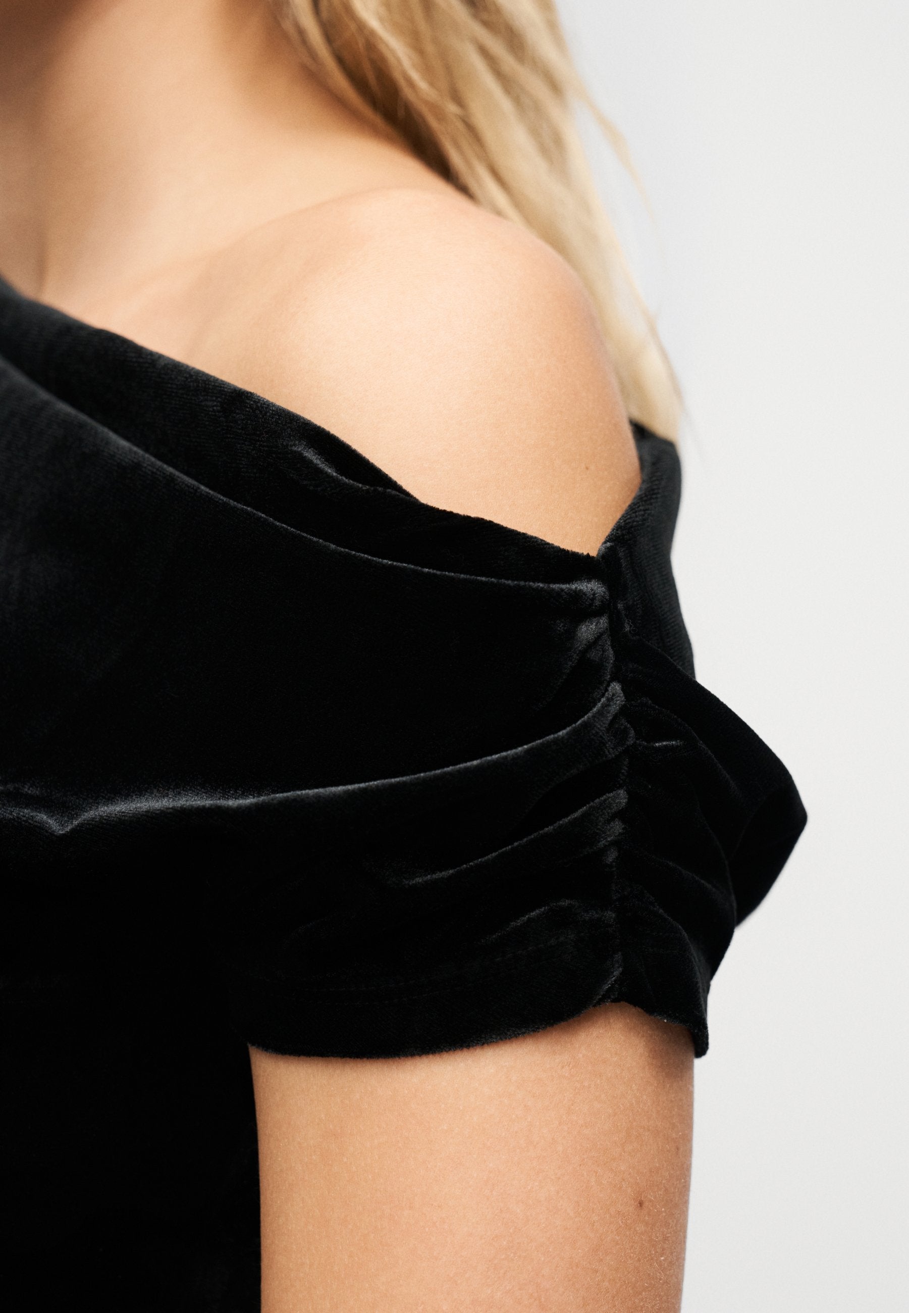 GAP ONE SHOULDER