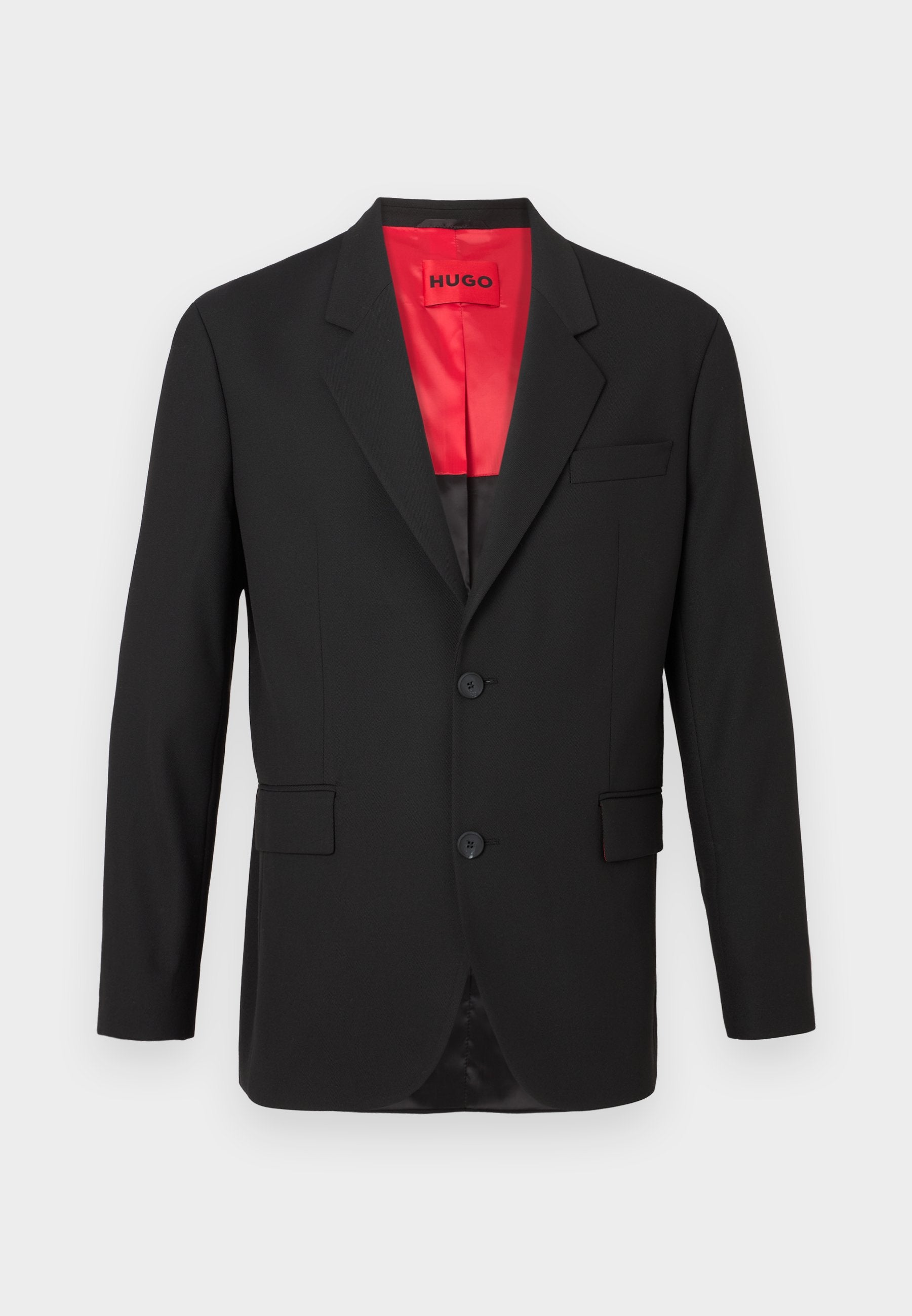 Schwarzer Blazer aus leichtem Stoff, mit rotem Satinfutter, zwei vorderen Knöpfen und zwei Seitentaschen sowie einer einzelnen Brusttasche.