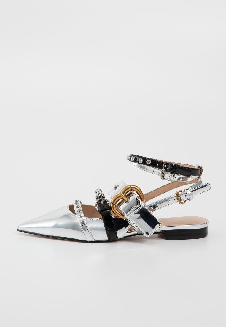 Spitze Ballerinas aus glänzendem silbernem Leder. Mit schwarzen Riemen, goldenen Akzenten und gepunkteten Verzierungen. Flache Absatzgestaltung.