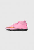 Rosa Fußballschuhe mit einem hohen Design, ausgestattet mit einem orange-schwarzen Swoosh, Gummisohle und strukturiertem Obermaterial für besseren Halt.
