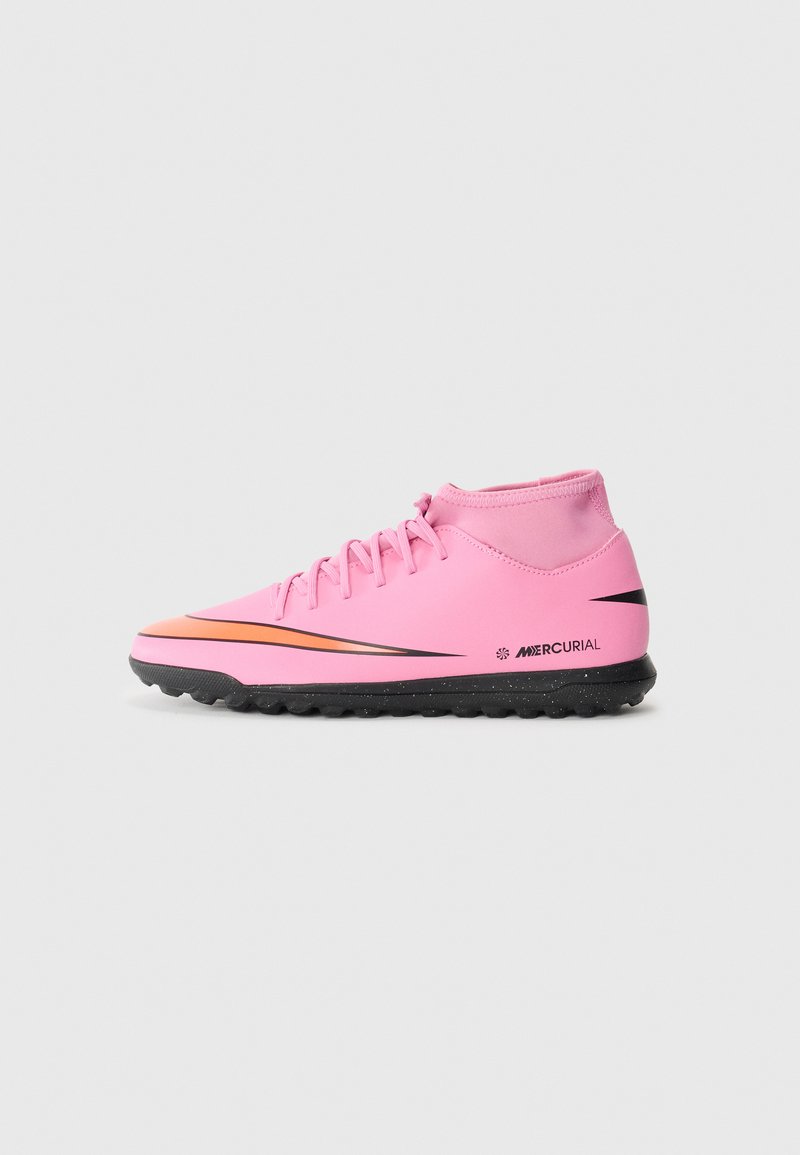 Rosa Fußballschuhe mit einem hohen Design, ausgestattet mit einem orange-schwarzen Swoosh, Gummisohle und strukturiertem Obermaterial für besseren Halt.