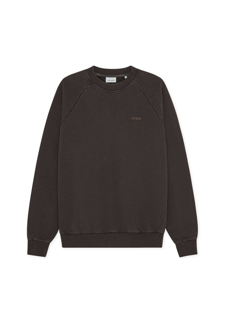 Dunkelbraunes Sweatshirt mit Rundhalsausschnitt, langen Ärmeln und kleinem "LES DEUX"-Text auf der linken Brust. Gerippte Bündchen und Saum.