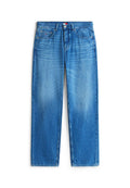 Hellblaue Denim-Jeans mit geradem Schnitt, fünf Taschen, dezentem Verblassen und einem kleinen Markenlabel am Bund.
