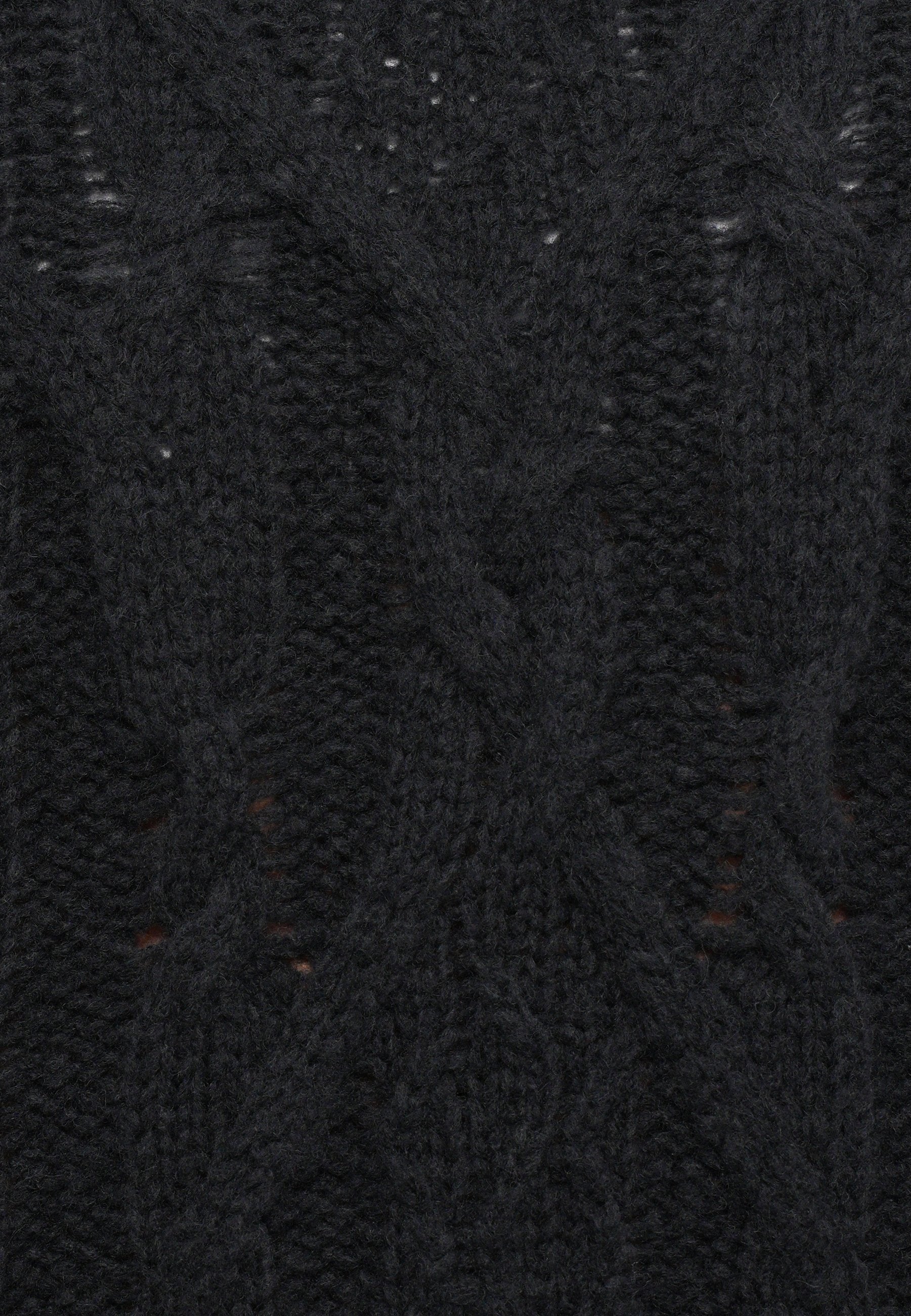 CLOSED CABLE KNIT