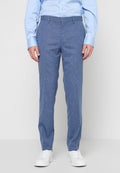 Hellblaue strukturierte Hose mit schmaler Passform, flacher Vorderseite und Gürtelschlaufen, kombiniert mit weißen Turnschuhen und einem hellblauen Langarmhemd.