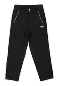 Schwarze Hose aus strukturiertem Material mit einem elastischen Bund, zwei Reißverschlusstaschen und einem Logo-Patch auf der Vorderseite.