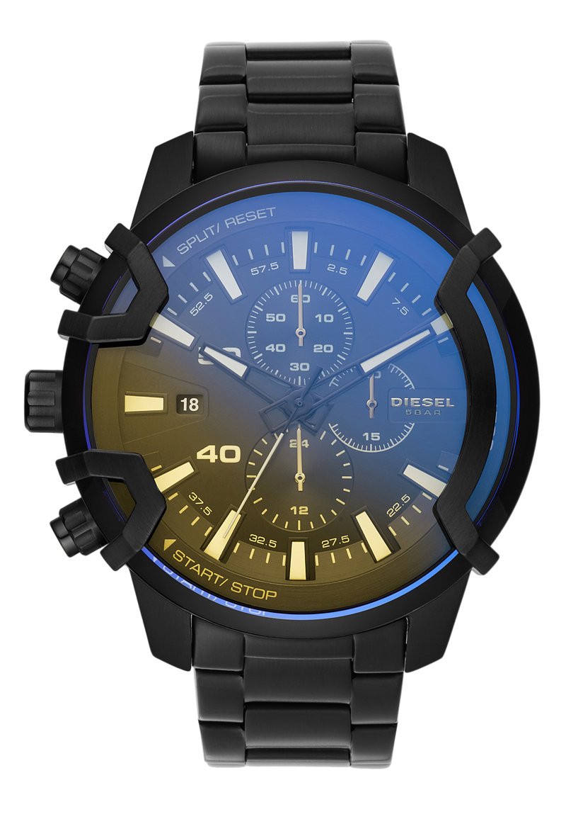 Schwarze Metall Diesel Chronograph Uhr mit drei Totalisatoren, leuchtenden Stundenmarkierungen, Datumsfenster und Drückern auf der linken Seite.