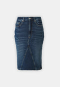 Dunkelblaue Jeans-Bleistiftskirt mit mittelhohem Bund, Vordernahtdetails und normalen Taschen. Der Stoff hat eine glatte, leicht strukturierte Oberfläche.