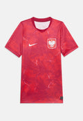 Rotes Nike-Sporttrikot mit kurzen Ärmeln, weißem Blitzmuster und polnischem Adler-Emblem auf der Brust, V-Ausschnitt.