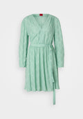 Mintgrünes Kleid mit langen Ärmeln, V-Ausschnitt und tailliertem Schnitt. Es verfügt über einen gemusterten Stoff und einen Bindegürtel für eine verstellbare Passform.