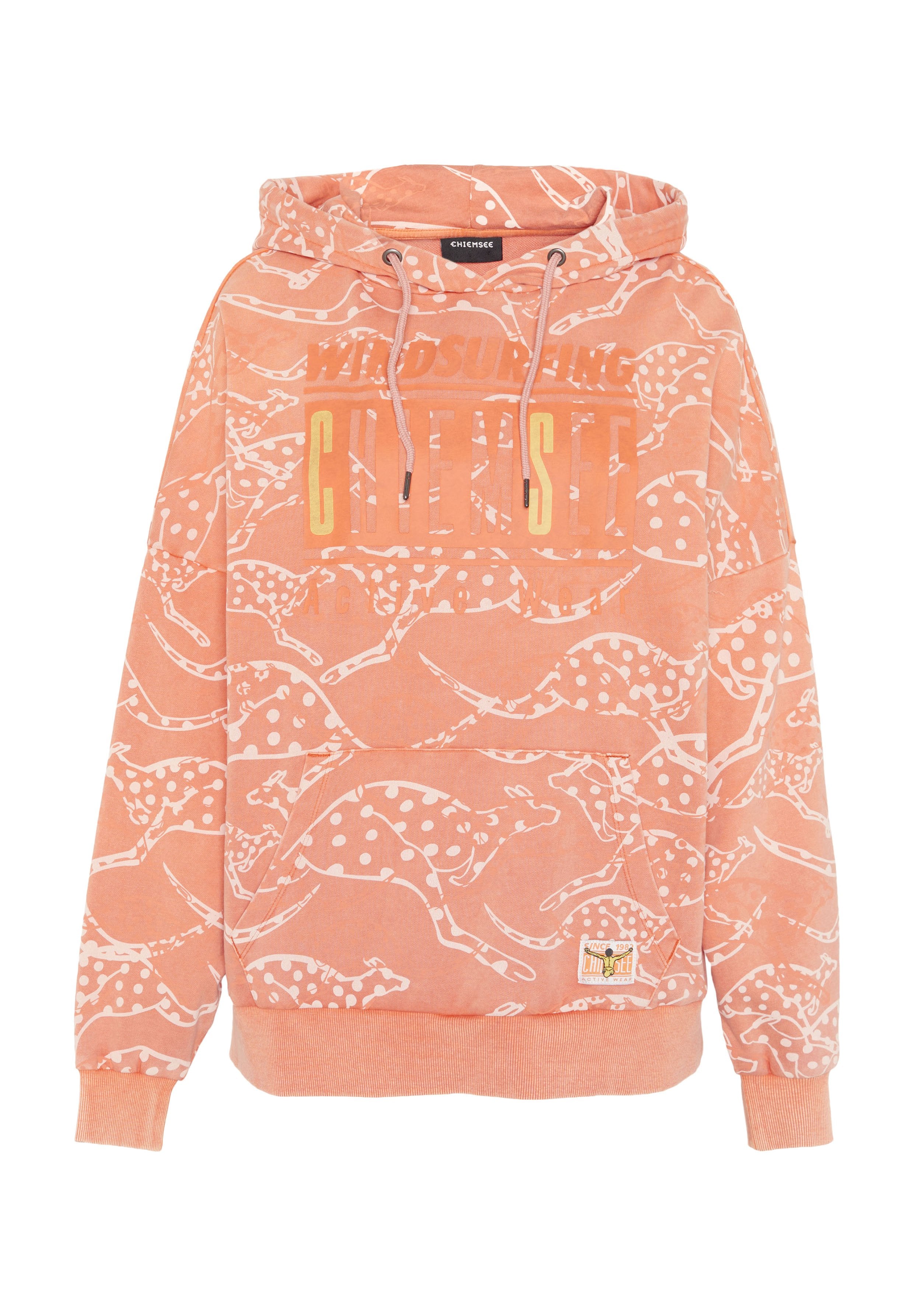 Pfirsichfarbener Hoodie mit weißen Känguru-Mustern, Fronttasche, Kordelzug-Kapuze und dem Schriftzug „WINDSURFING Chiemsee“ auf der Brust.