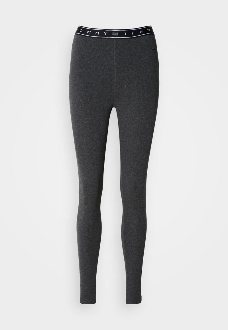 Dunkelgraue Leggings mit figurbetontem Schnitt, aus Baumwollmischgewebe gefertigt. Verfügen über einen schwarzen Bund mit der Aufschrift "TOMMY JEAN" in weißer Schrift.