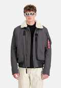 Grau Bomberjacke mit einem Lammfellkragen, Frontreißverschluss und Taschendetails, elastischen Bündchen und einem Akzentlabel am Ärmel.