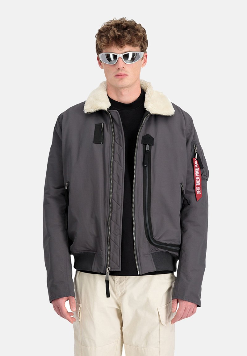 Grau Bomberjacke mit einem Lammfellkragen, Frontreißverschluss und Taschendetails, elastischen Bündchen und einem Akzentlabel am Ärmel.