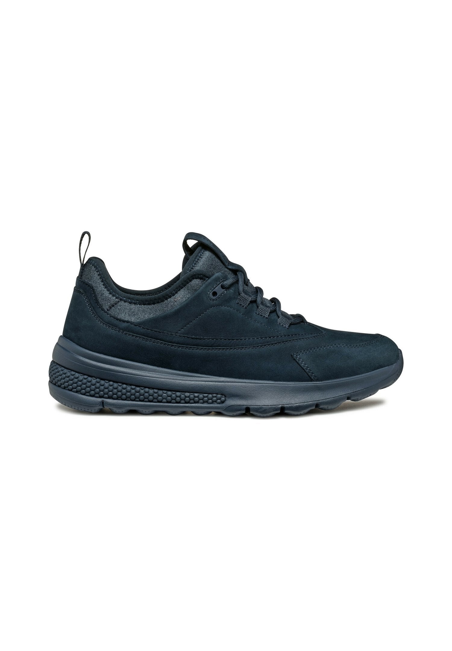 Schwarze Sportschuhe mit einem glatten Wildleder-Obermaterial, strukturierten Akzenten, gepolsteter Sohle und einer Zuglasche an der Ferse für einfaches An- und Ausziehen.