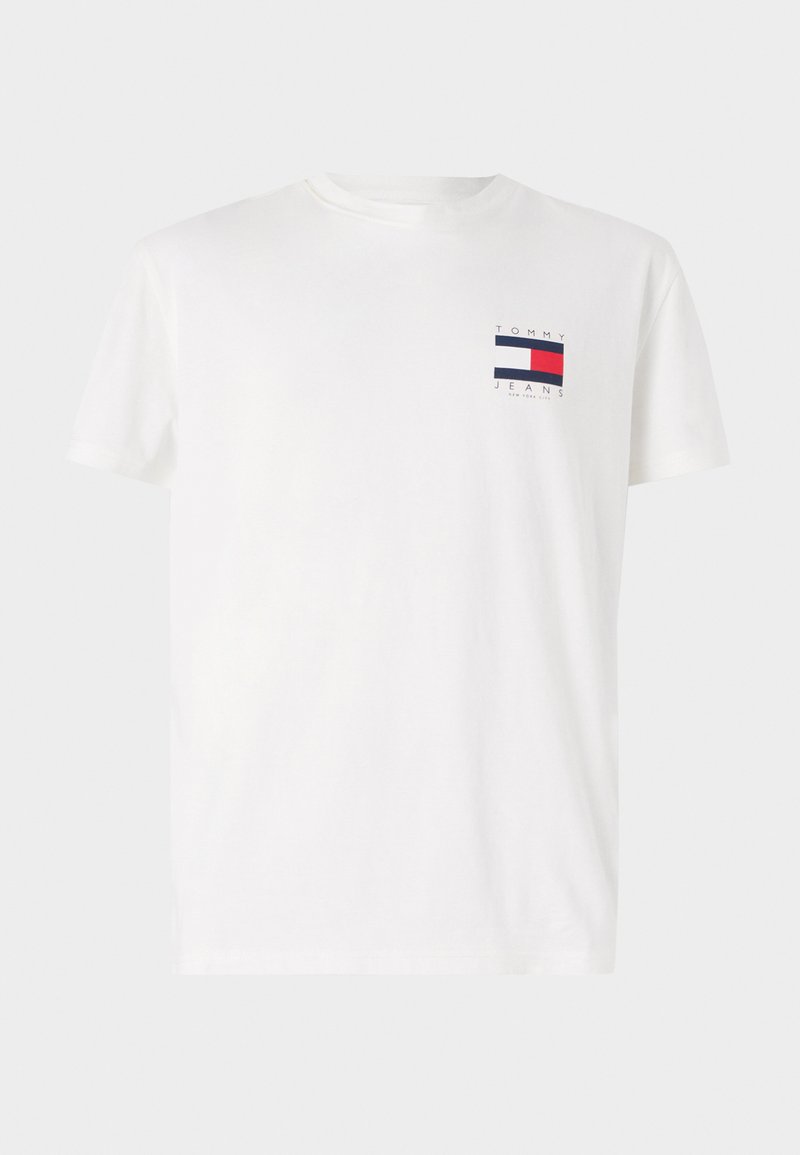 Weißes Baumwoll-T-Shirt mit einem kleinen rechteckigen Logo in Rot, Blau und Marineblau auf der linken Brust. Klassisches Rundhalsdesign.
