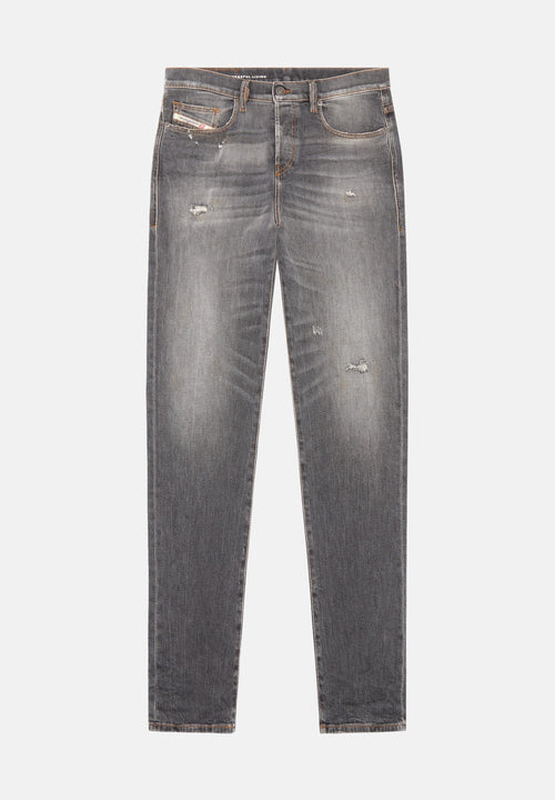 Graue Jeans aus Denim mit schlankem Schnitt, distressed Details, 5-Taschen-Design und kontrastierenden Nähten an Taillengürtel und Taschen.