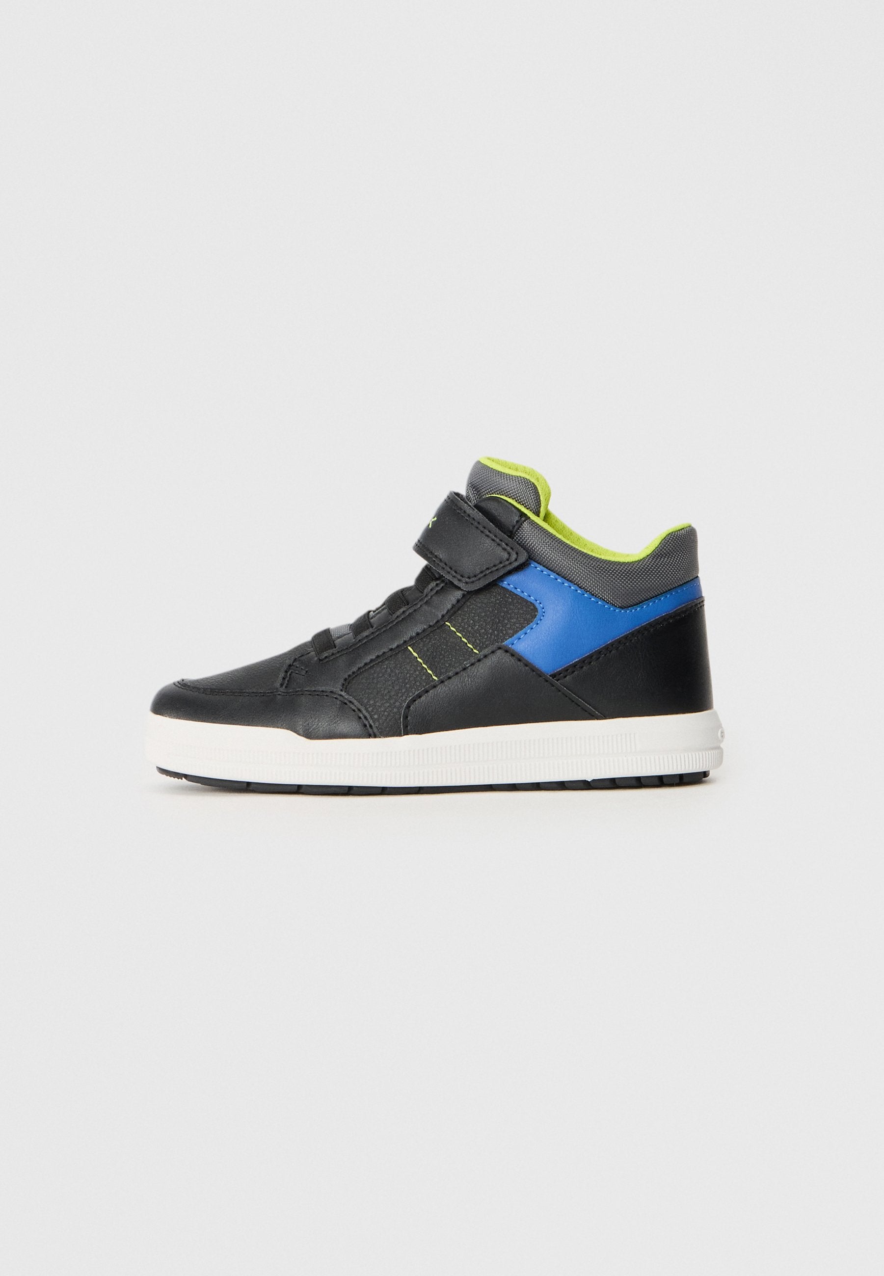 Schwarzer High-Top-Sneaker mit blauen Seitenpanelen, grünen Akzenten und einem Klettverschluss. Texturiertes Leder und weiße Gummisohle.