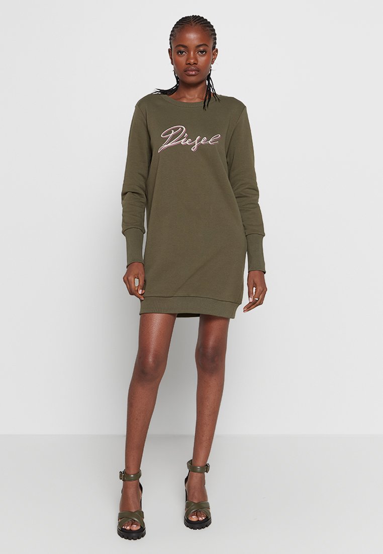 Olivegrünes Sweatshirtkleid aus weichem Material, mit langen Ärmeln, gerippten Bündchen und einem pinkfarbenen, gestickten Logo auf der Vorderseite.