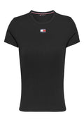 Schwarzes, figurbetontes T-Shirt mit kurzen Ärmeln, Rundhalsausschnitt und kleinem rechteckigem Tommy Jeans-Logo in Rot, Weiß und Blau mittig auf der Brust.