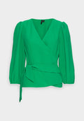 Grüne Wickelbluse mit langen, gepufften Ärmeln, einem strukturierten Stoff und einem selbstgebundenen Gürtel in der Taille für zusätzliche Details.