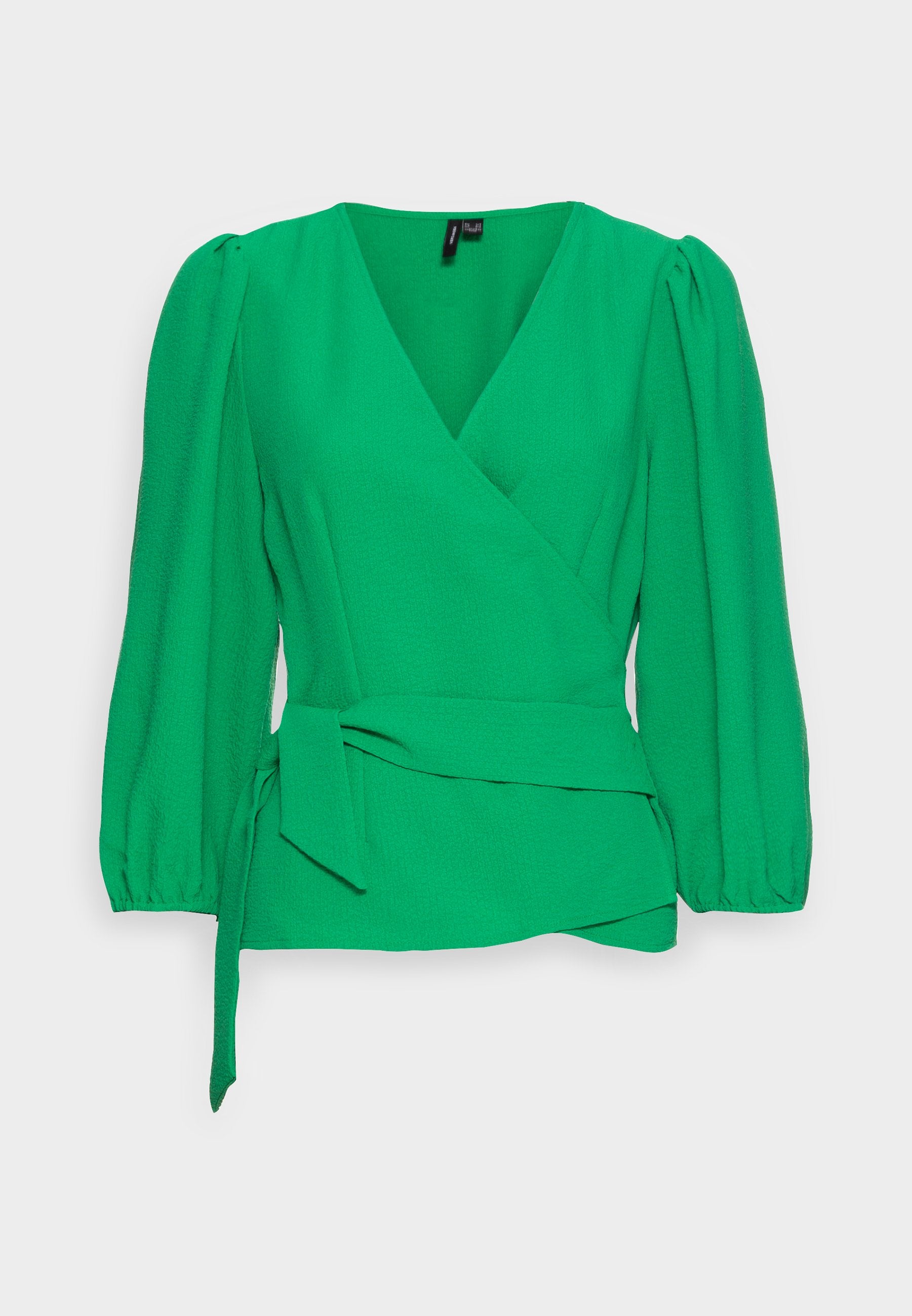 Grüne Wickelbluse mit langen, gepufften Ärmeln, einem strukturierten Stoff und einem selbstgebundenen Gürtel in der Taille für zusätzliche Details.