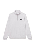 Hellgrauer Sweatshirt mit hohem Kragen und Viertelreißverschluss. Mit gerippten Bündchen und Saum, sowie einem kleinen schwarzen Logopatch auf der Brust.